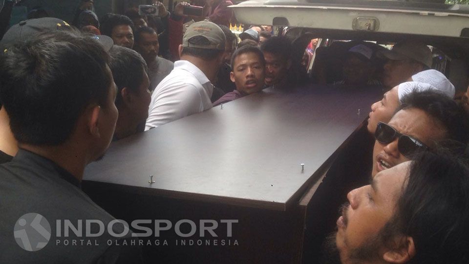 Peti mati jenazah Achmad Kurniawan dikeluarkan dari mobil ambulans. Copyright: © Muhammad Adi Yaksa/INDOSPORT